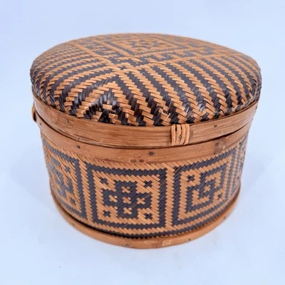 ANTIGUA CESTA DE BODA CHINA TEJIDA DE BAMBÚ CON DISEÑO ESTAMPADO NEGRO Foto 1 de 4