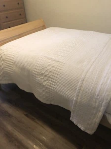 CRATE & BARREL MATELASSE WHITE BEDSPREAD VNT TEXTURED COTTON 90x90" PORTUGAL - Picture 1 of 12