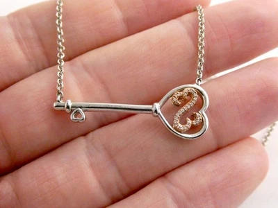 Collar colgante con llave de diamantes naturales de plata de ley de 10 k corazón abierto Jane Seymour Foto 1 de 4
