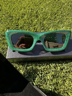 Солнцезащитные очки Prada с логотипом SHW зеленые мраморные неиспользованные - Изображение 1 из 4