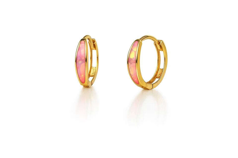 Pendientes de aro Huggie de ópalo rosa intenso de oro amarillo de 14k Foto 1 de 2
