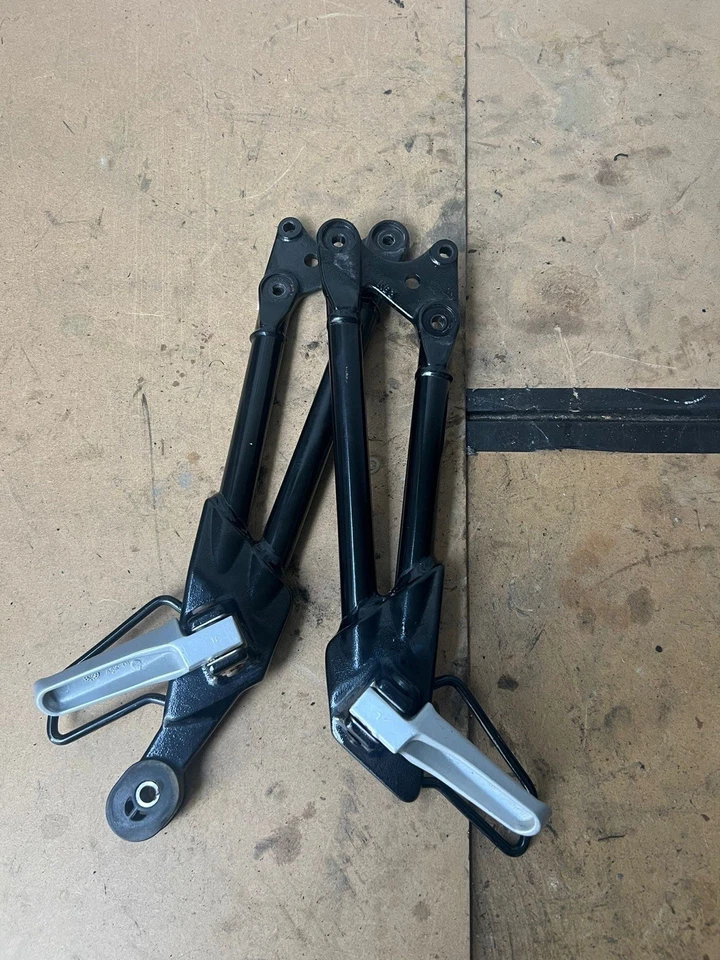 BMW G310 R G310 GS 2022 SOPORTE DE SUSPENSIÓN REPOSAPIÉS TRASERO DERECHO E IZQUIERDO GENUINO Foto 1 de 1