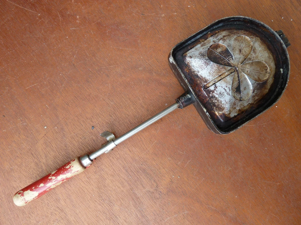 Ancien petit gaufrier, décor de trèfle, art populaire - Photo 1/1