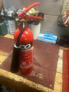 2KG CO2 FIRE EXTINGUISHER FOR FISH TANKS & WELDING/TRAINING OUT OF DATE BUT FULL - Picture 1 of 1