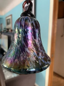 Glasauge Studio Glocke Ornament 3,75”x3” lila weiß Öl Slick **NUR ORNAMENT** - Bild 1 von 3