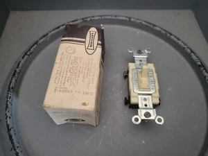 Leviton Leiser 4-fach Unterputz Kippschalter, 15A, 120-277VAC, 54504-I - Bild 1 von 6