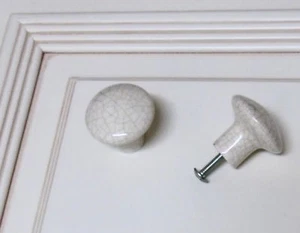 (6 lote) De colección - CERÁMICA ESMALTADA FINA CRAQUELADA - 1-1/2"rd. PERILLAS DE GABINETE DE SETAS MARFIL - Imagen 1 de 6