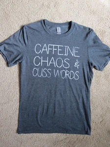 NEU OHNE ETIKETT MELIERTES GRAUES T-SHIRT "CAFFEINE CHAOS & FLUCHWÖRTER" RUNDHALSAUSSCHNITT - GRÖSSE S - Bild 1 von 2