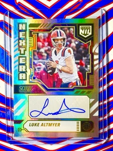 2025 Panini Score Next Era NIL Luke Altmyer Auto Illinois #NEN-LAL - Picture 1 of 2