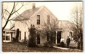 Postal RPPC Hombre y Hombre Fuera de Casa CYKO 1904-1920s - Imagen 1 de 2