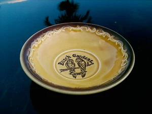 PLATO AMARILLO DE COLECCIÓN BUSCH GARDENS DOS MOTIVOS DE LORO 4,5" BONITO PARA COLECCIÓN - Imagen 1 de 6