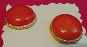 ELEGANT Vintage COUTURE Hong Kong FAUX CARNELIAN CABOCHON GOLDEN CLIP EARRINGS - Picture 1 of 7