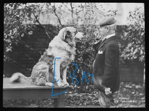 Foto VIKTORIANISCHER MANN & SEIN HUND Magische Laterne Dia um 1890 GRAUSTEIN VOGELTRÄNKE - Bild 1 von 5