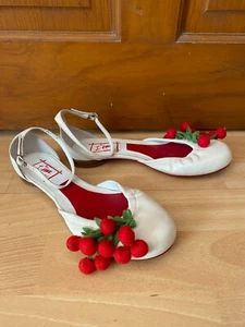 Miss L Fire Cherry Toes Creme Leder Flats Schuhe Größe UK 4 EU 37 Skurril Retro - Bild 1 von 16