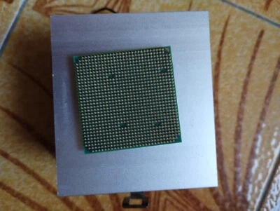 Processore AMD SEMPRON 2800+. Completo di dissipatore e ventola, in buono stato. - Immagine 1 di 4