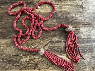 Collar de cuentas de semillas marca Lucky aleta salmón coral madera tallada flor de loto Foto 1 de 4