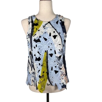 Camiseta sin mangas Bar III floral de encaje sin mangas azul bordada mediana chic carrera Foto 1 de 4