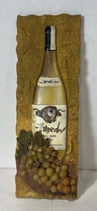 "Placa de arte de pared 3D C. Winterle Olson botella de vino rústica y uvas 9"" por 3""" - Imagen 1 de 9