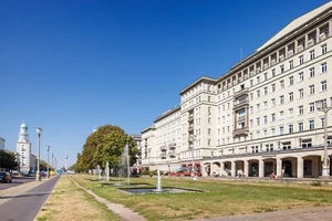 STALINBAUTEN: sanierte 4 Zimmer mit Balkon & Lift, lichtdurchflutet im 5.OG - Bild 1 von 24