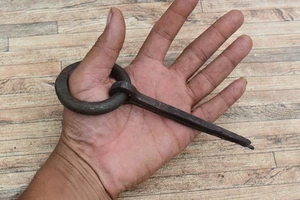 Vintage Schmiedeeisen handgeschmiedet Pferd Krawatte Anhängerkupplung Pfosten Ring Stall Geschirr Werkzeug - Bild 1 von 9