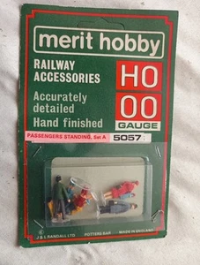 A Model Pkt Of People Standing In Ho Gauge By Merit - Bild 1 von 1
