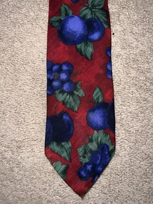 Gravata de seda vermelha John Henry com estampa de frutas azuis feita nos EUA - Imagem 1 de 4