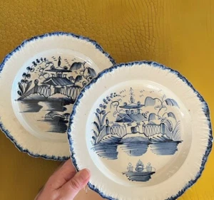 Par de platos chinosiserie antiguos ingleses de perlas “China Glaze”, C 1780 - Imagen 1 de 8