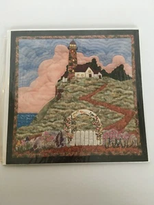 Country Store Piecemakers Quiltmuster Notizkarte Lichtset auf einem Hügel Leuchtturm - Bild 1 von 3