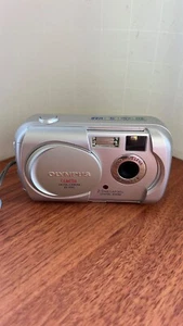 Olympus CAMEDIA D-390 2.0MP Digital Camera - Silver - Picture 1 of 11