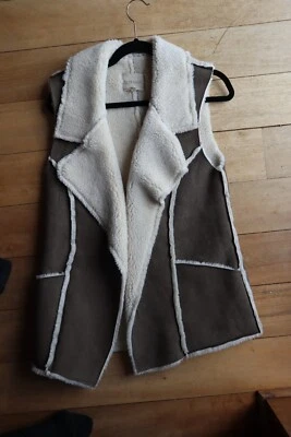 全新无标签 棕色 人造麂皮绒 月河 人造剪绒内衬 背心 S — 第 1/4 张图片