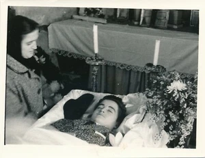Lot 2 photos argentiques post-mortem garçon boy dead mort veillée funèbre Serbie - Imagen 1 de 2