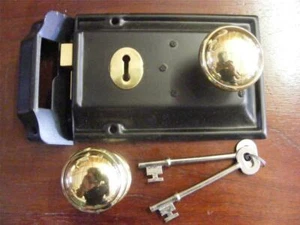 lane type black pressed metal rim lock & keeper with 2 keys & 45 mm brass knobs - Picture 1 of 5