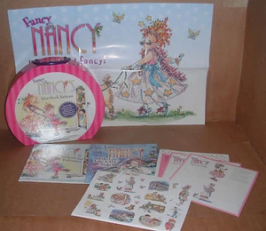 Fancy Nancy's Storybook Suitcase Books,Stickers,Poster Jane O'Connor  NEW - Bild 1 von 3