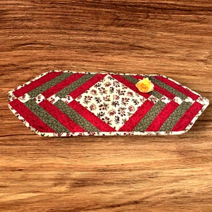 Handgefertigter gesteppter Tischläufer Olivgrün Blumen & Burgunderrot Squair 32,5" x 12,5 - Bild 1 von 14