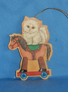 Vintage Aufkleber weiße Katze auf rollendem Pferd Holz ausgeschnitten Weihnachtsschmuck - Bild 1 von 3