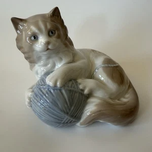 NAO by Lladro Katze mit Wollknäuel Vintage Porzellan Figur Made In Spain - Bild 1 von 12