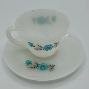 Vintage 1950 Milchglas Tasse & Untertasse Set weiß blau Blumen Feuerkönig Stil MCM - Bild 1 von 20