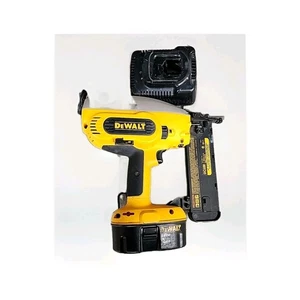 Chiodatrice Brad DeWalt DC608 18V senza fili 5/8" - 2" calibro 18 con batteria, caricatore - Foto 1 di 5