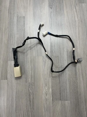 06-11 原始设备制造商雷克萨斯 GS300 GS350 GS430 右前乘客座椅扣接收器 — 第 1/4 张图片