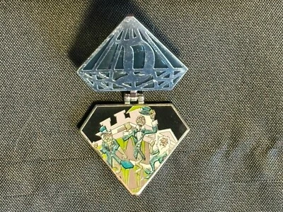 Broche Disneyland DCA D60 2015 anual porta-passaporte diamante carona fantasmas LE 3000 - Imagem 1 de 4