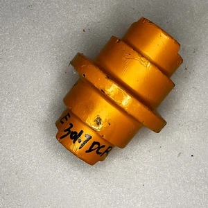 381-3040 3813040 TRACK ROLLER FITS FOR CATERPILLAR CAT 301.7D 302.2D 301.4C - Picture 1 of 6
