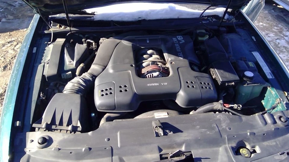 (LOCAL PICKUP ONLY) Hood Fits 93-96 LINCOLN MARK SERIES 3978487 - Image 1 of 4