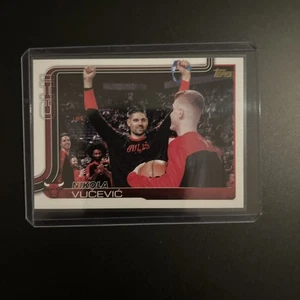 2025 Topps Nikola Vucevic 36 Gold Mirror SSP variante Chicago Bulls - Foto 1 di 2