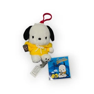 Llavero de felpa exclusivo de 4" Sanrio Pochacco Wearing impermeable Seattle Kinokuniya - Imagen 1 de 7