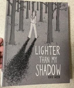 Copertina flessibile Lighter Than My Shadow - di Katie Green - Foto 1 di 8