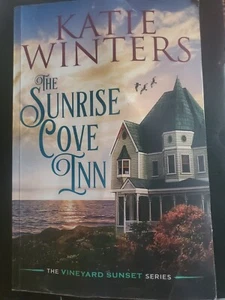 The Sunrise Cove Inn (The Vineyard Sunset Series) - paperback - GOOD - Picture 1 of 2