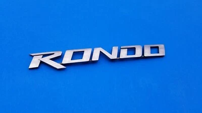 07 08 09 10 KIA RONDO TAPA PUERTA TRASERA CROMO EMBLEMA INSIGNIA SÍMBOLO LOGOTIPO USADO OEM B36 Foto 1 de 3