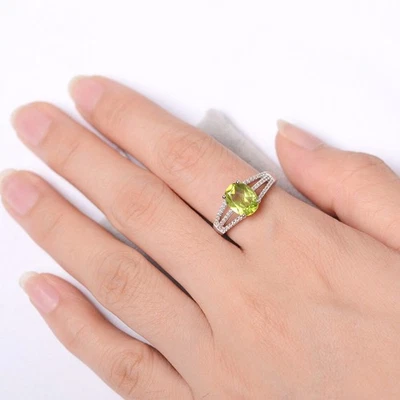 Anillo llamativo de plata de ley 925 con piedras preciosas de peridoto de corte ovalado para mujer libre de impuestos Foto 1 de 4