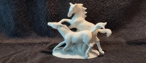 Porzellanfigur " Laufende Pferde " - Bild 1 von 3