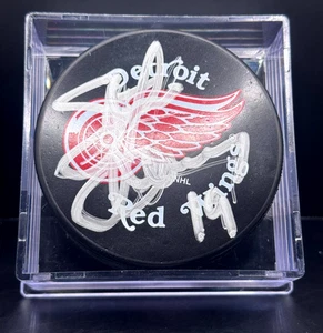 Steve Yzerman - Detroit Red Wings - signed handsigniert Hockey Puck - Bild 1 von 4